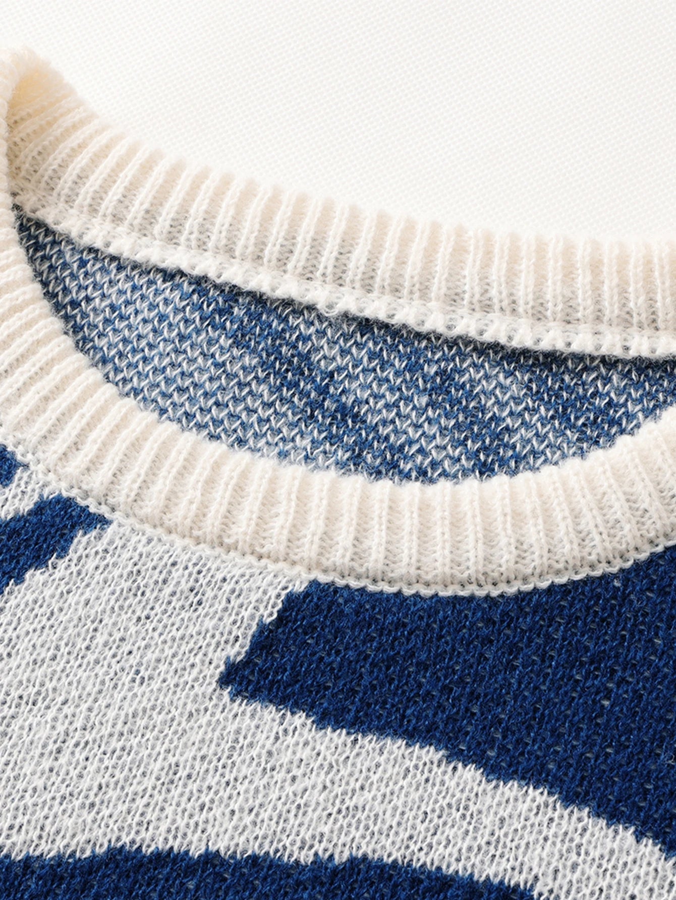 Men's Swirl Pattern Crew Neck Knit Sweater