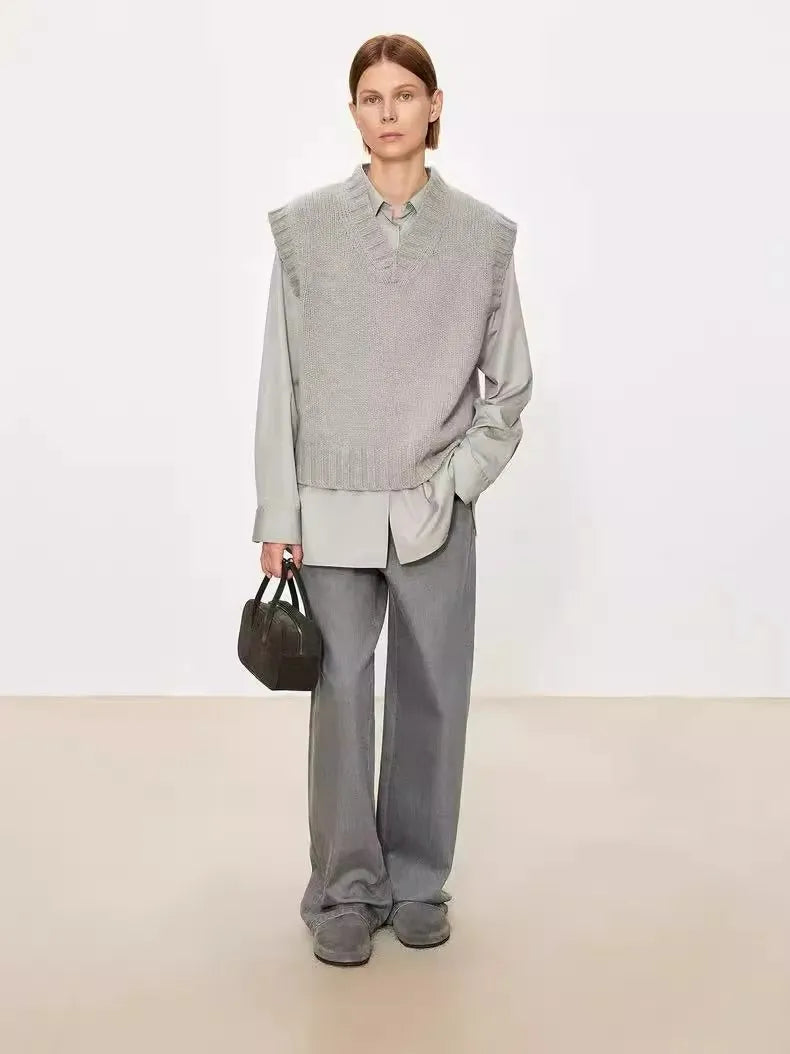 A stylish layering of 100% wool vest, V-neck vest waistcoat loose sleeveless vest and knitted sweater women autumn and winter