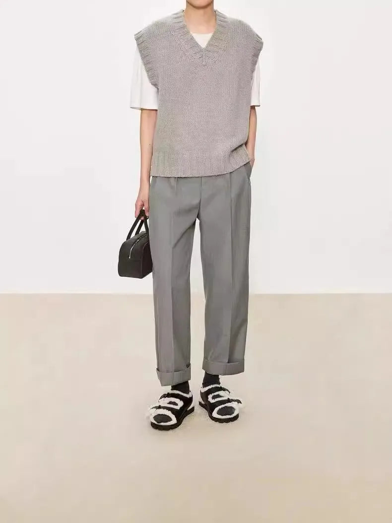 A stylish layering of 100% wool vest, V-neck vest waistcoat loose sleeveless vest and knitted sweater women autumn and winter