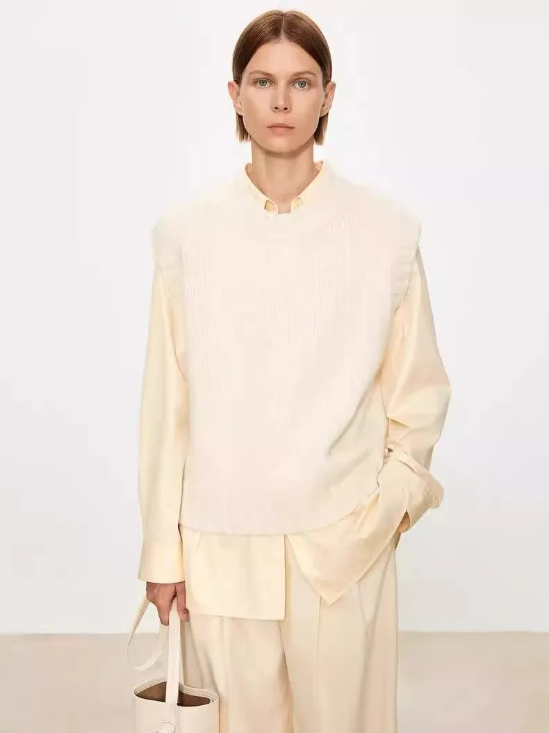 A stylish layering of 100% wool vest, V-neck vest waistcoat loose sleeveless vest and knitted sweater women autumn and winter