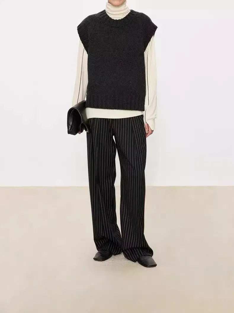 A stylish layering of 100% wool vest, V-neck vest waistcoat loose sleeveless vest and knitted sweater women autumn and winter