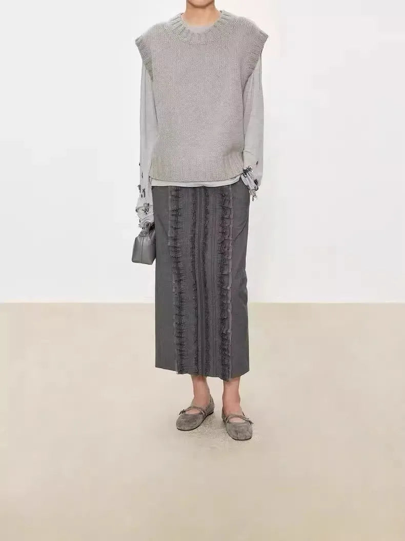 A stylish layering of 100% wool vest, V-neck vest waistcoat loose sleeveless vest and knitted sweater women autumn and winter