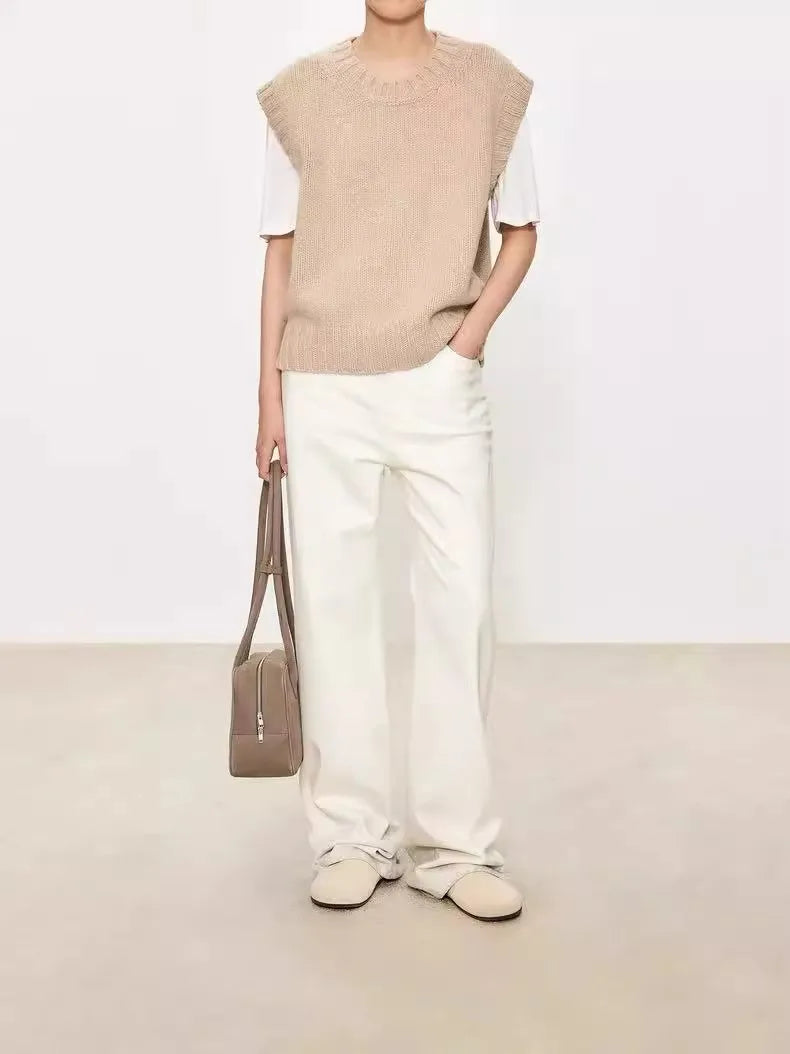 A stylish layering of 100% wool vest, V-neck vest waistcoat loose sleeveless vest and knitted sweater women autumn and winter