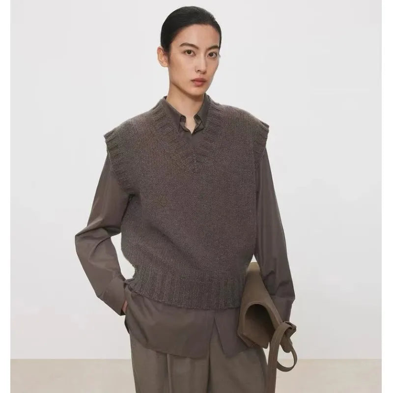 A stylish layering of 100% wool vest, V-neck vest waistcoat loose sleeveless vest and knitted sweater women autumn and winter