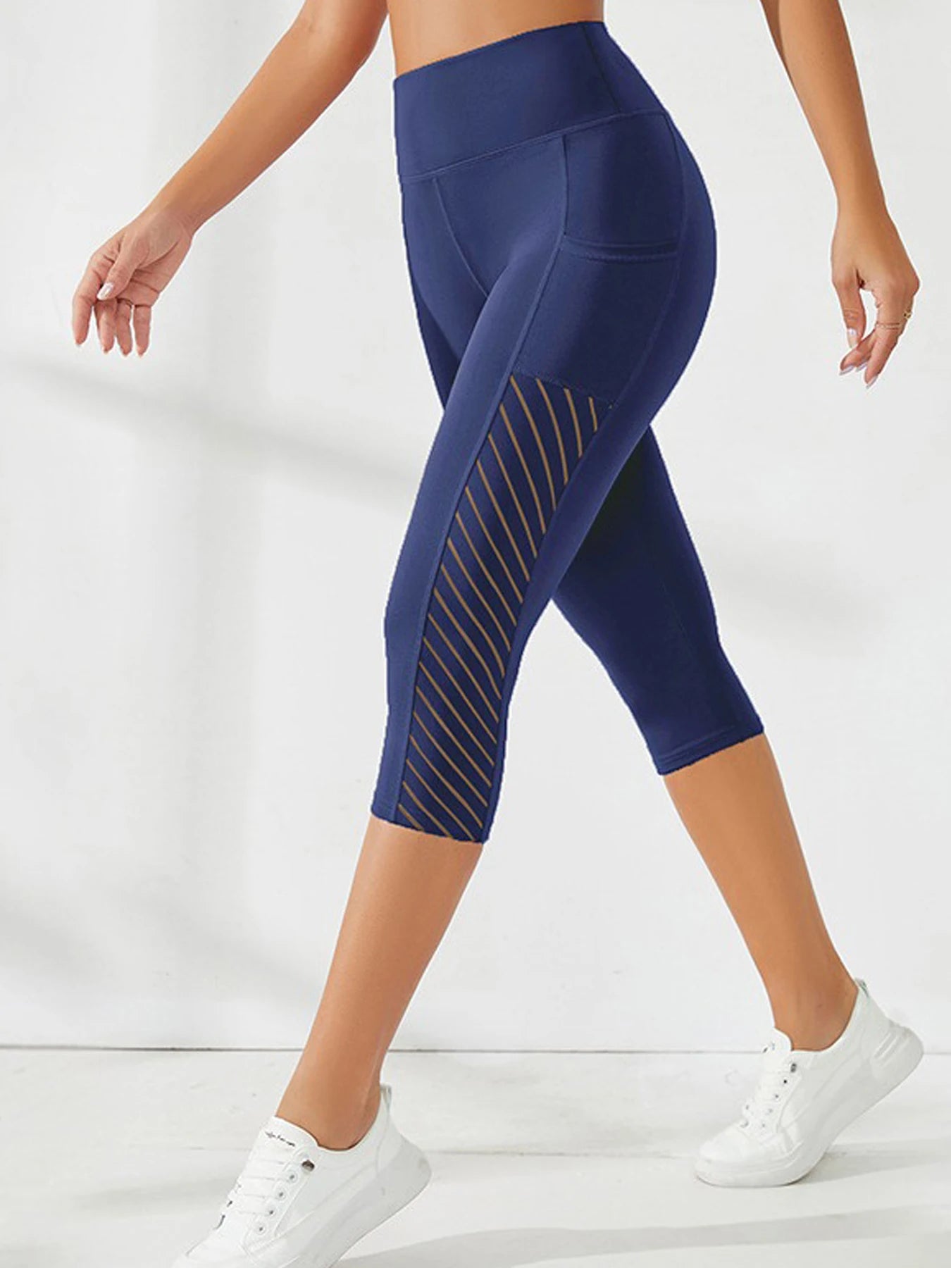 Women's Textured Side Pocket Panelled Capri Leggings For Workout Outfits