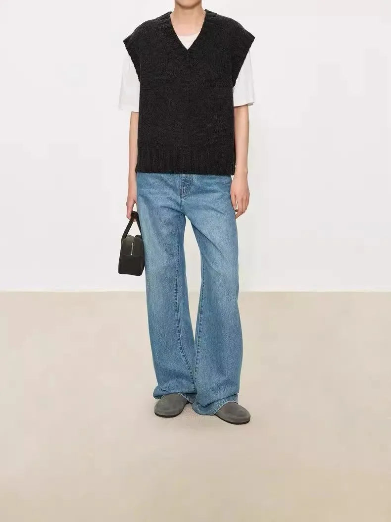 A stylish layering of 100% wool vest, V-neck vest waistcoat loose sleeveless vest and knitted sweater women autumn and winter