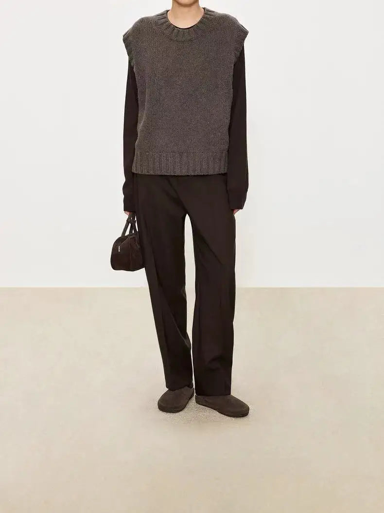 A stylish layering of 100% wool vest, V-neck vest waistcoat loose sleeveless vest and knitted sweater women autumn and winter