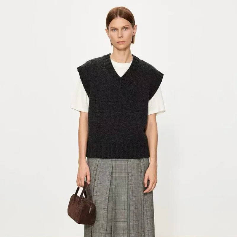 A stylish layering of 100% wool vest, V-neck vest waistcoat loose sleeveless vest and knitted sweater women autumn and winter