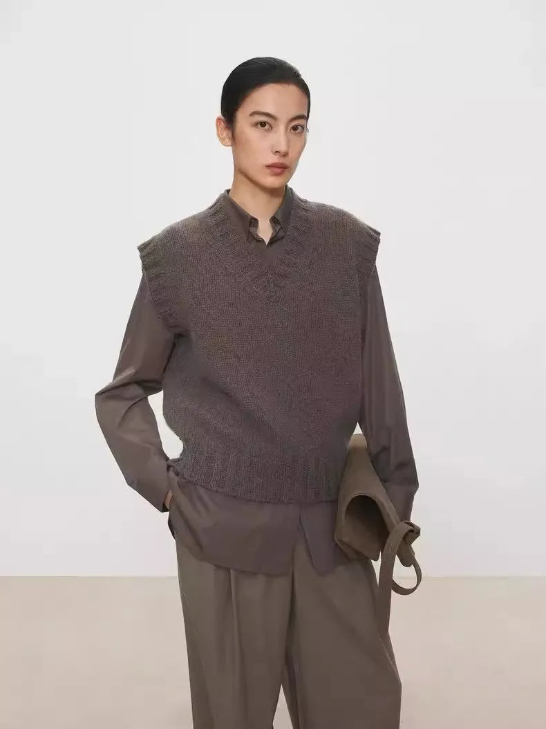 A stylish layering of 100% wool vest, V-neck vest waistcoat loose sleeveless vest and knitted sweater women autumn and winter