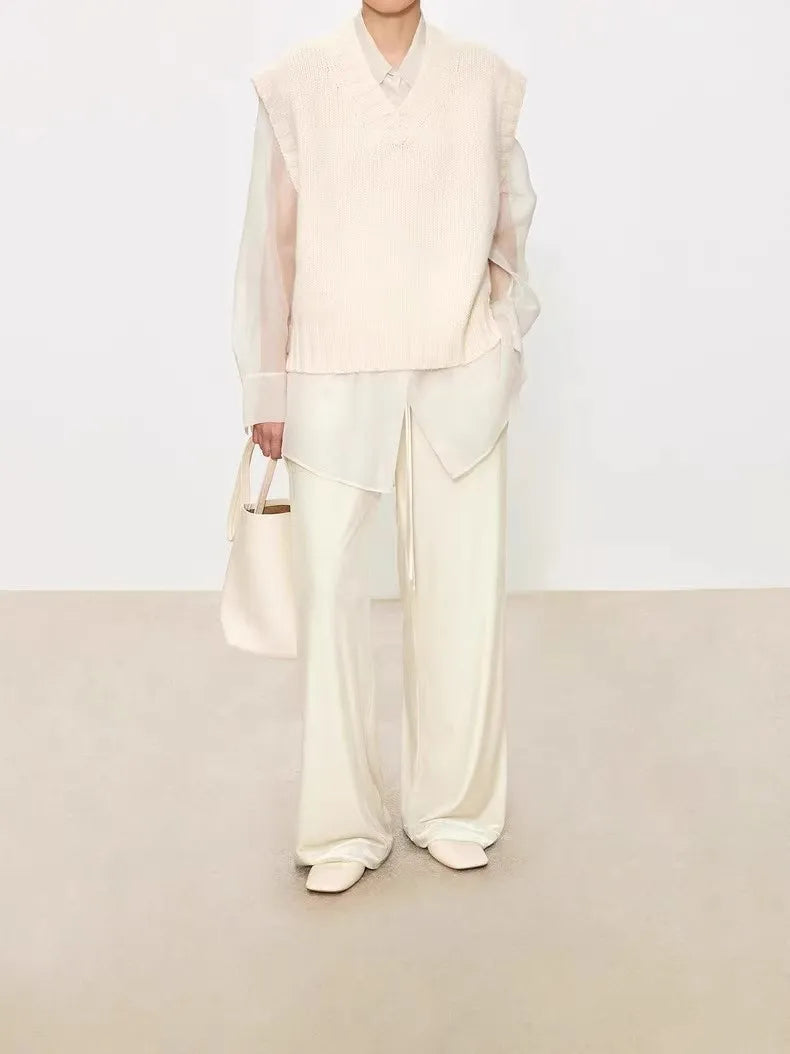 A stylish layering of 100% wool vest, V-neck vest waistcoat loose sleeveless vest and knitted sweater women autumn and winter