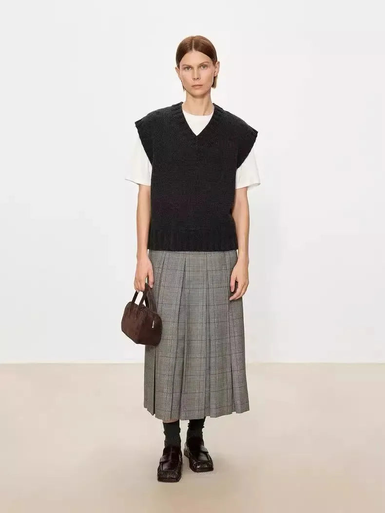 A stylish layering of 100% wool vest, V-neck vest waistcoat loose sleeveless vest and knitted sweater women autumn and winter