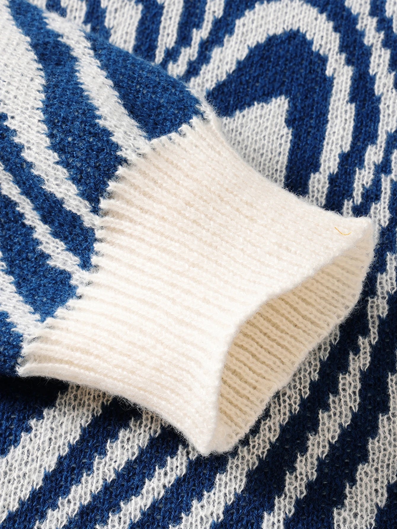 Men's Swirl Pattern Crew Neck Knit Sweater