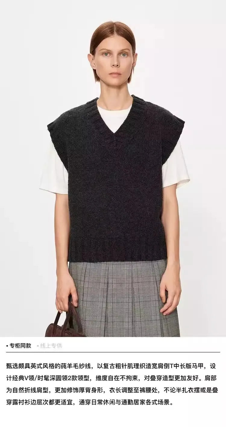 A stylish layering of 100% wool vest, V-neck vest waistcoat loose sleeveless vest and knitted sweater women autumn and winter