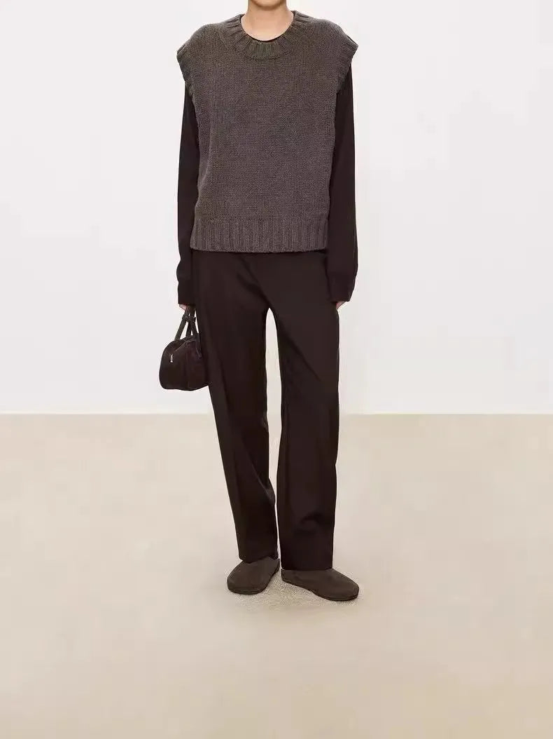 A stylish layering of 100% wool vest, V-neck vest waistcoat loose sleeveless vest and knitted sweater women autumn and winter