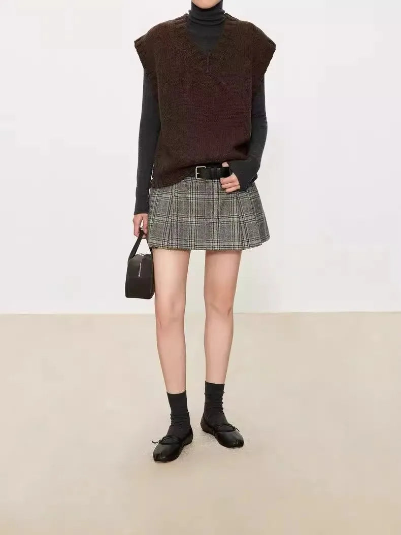 A stylish layering of 100% wool vest, V-neck vest waistcoat loose sleeveless vest and knitted sweater women autumn and winter