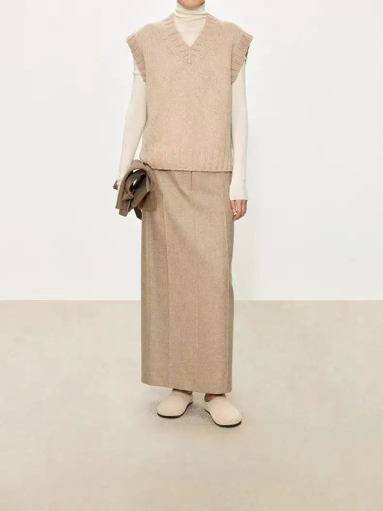 A stylish layering of 100% wool vest, V-neck vest waistcoat loose sleeveless vest and knitted sweater women autumn and winter