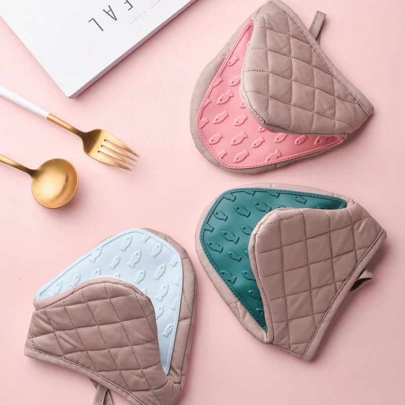 1pc Kitchen Anti scald Oven Gloves Kitchen Multi purpose Fish shaped Silicone Gloves Tray Tableware Rack Oven Gloves