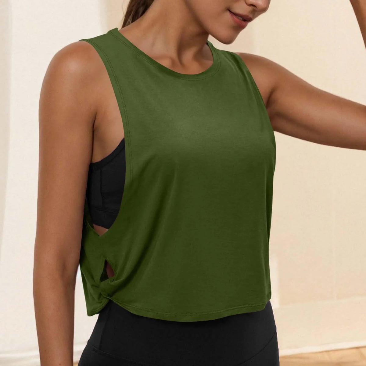 Women's Round Neck Tank Top with Sleeveless Design and a Loose Shape