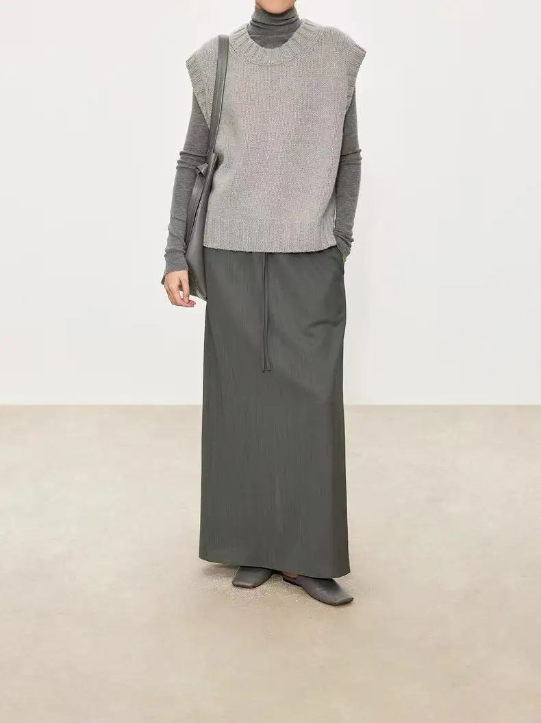 A stylish layering of 100% wool vest, V-neck vest waistcoat loose sleeveless vest and knitted sweater women autumn and winter