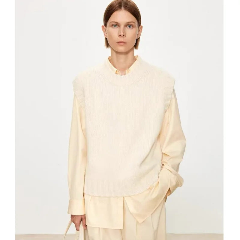 A stylish layering of 100% wool vest, V-neck vest waistcoat loose sleeveless vest and knitted sweater women autumn and winter