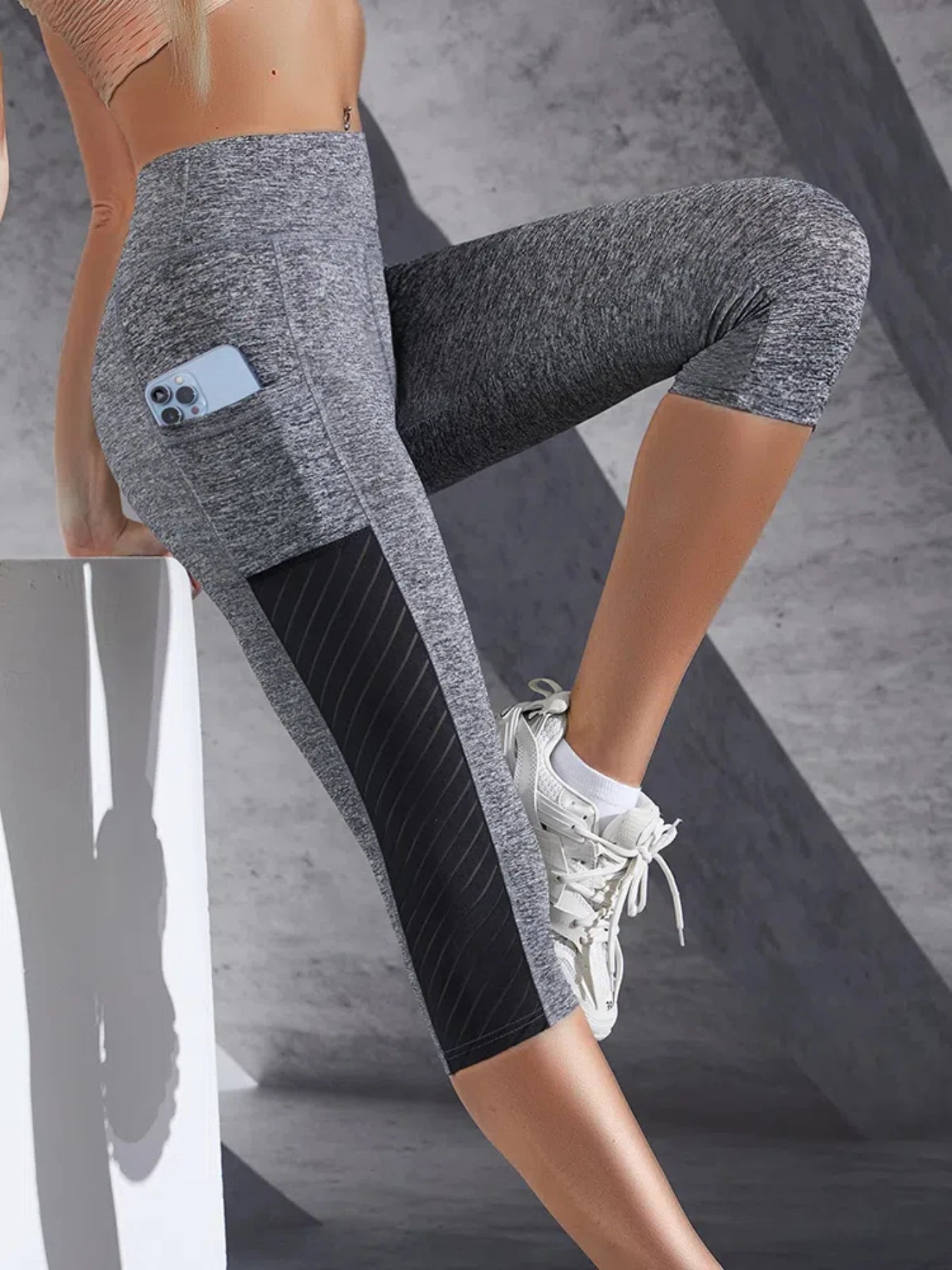 Women's Textured Side Pocket Panelled Capri Leggings For Workout Outfits