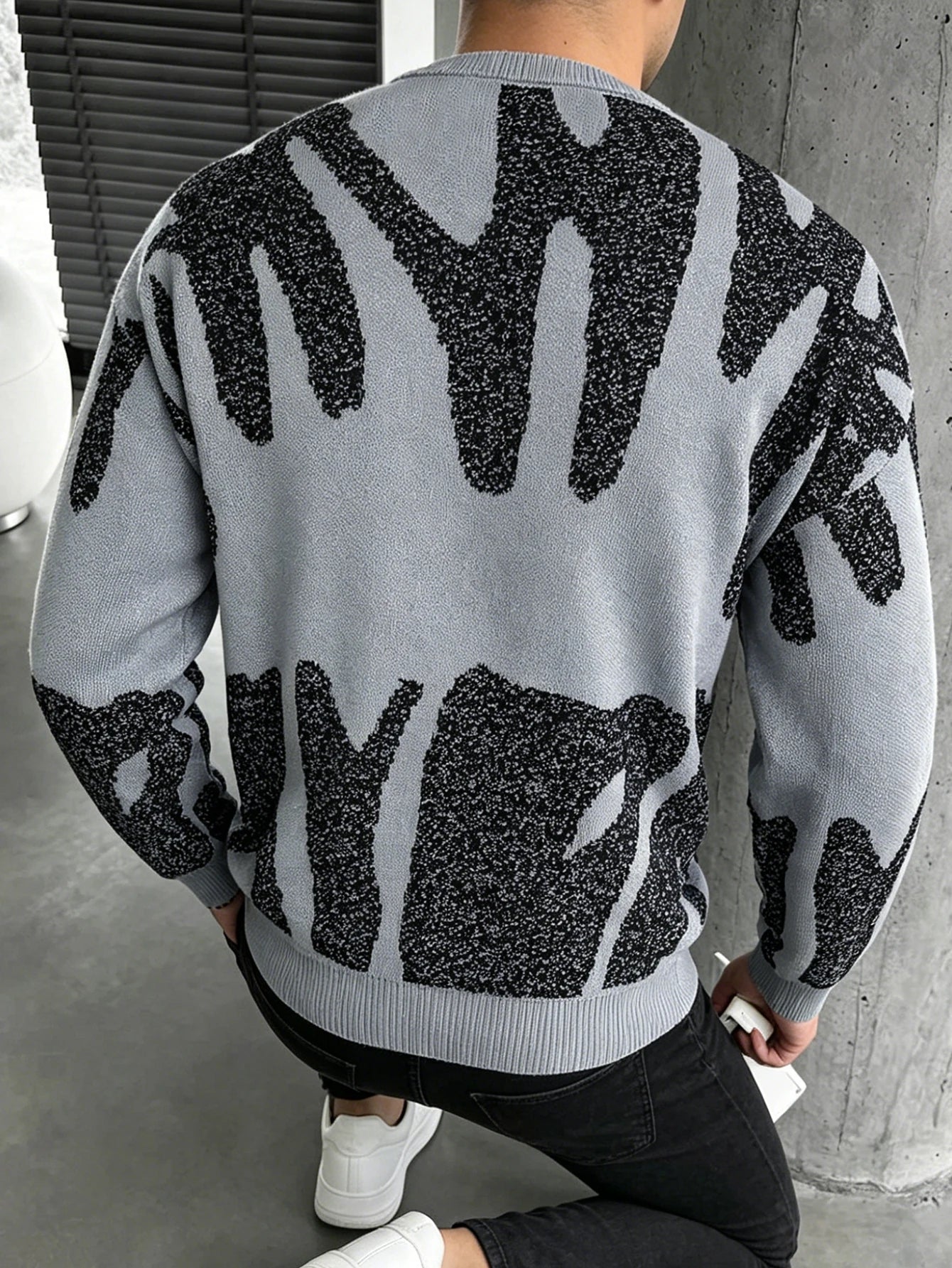 Men's Abstract Pattern Crew Neck Knit Sweater