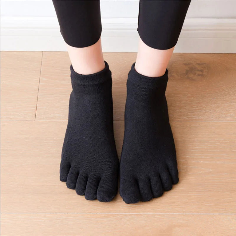 Five Toe Ankle Socks with Textured Sole Dot Pattern