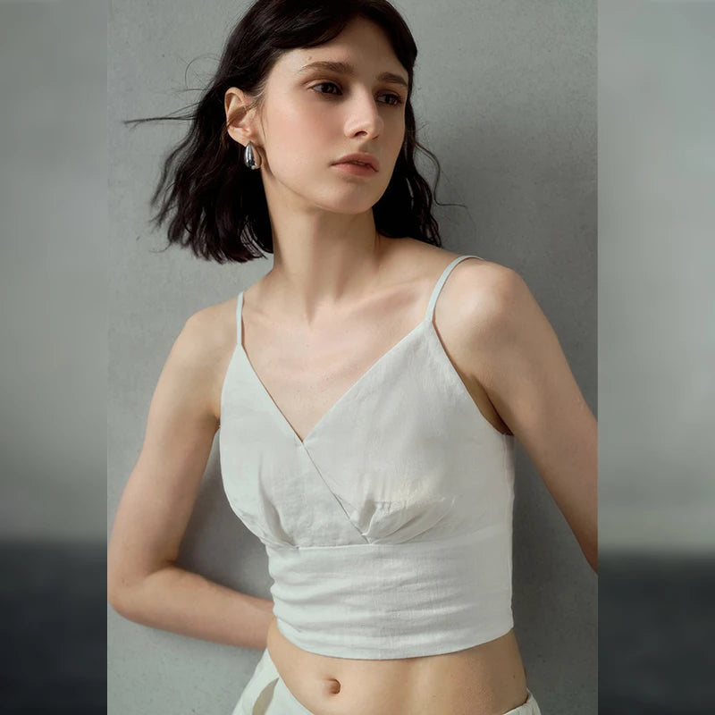 Women's Sleeveless V-Neck Cropped Camisole Top with Gathered Detail for Casual Outfits