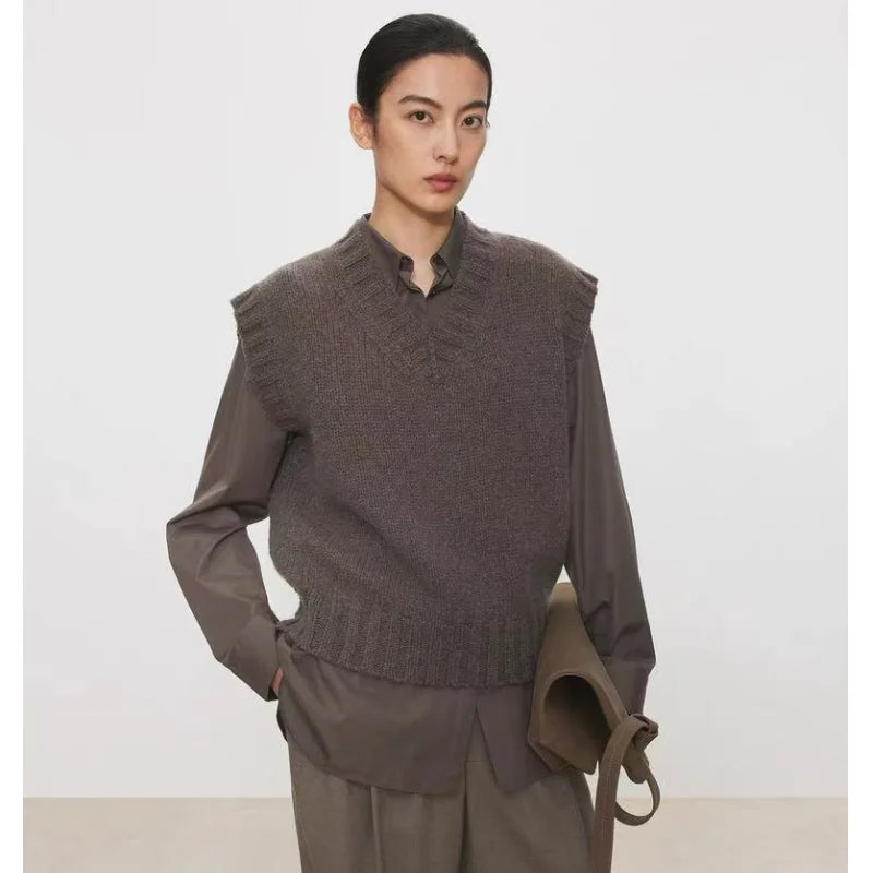 A stylish layering of 100% wool vest, V-neck vest waistcoat loose sleeveless vest and knitted sweater women autumn and winter