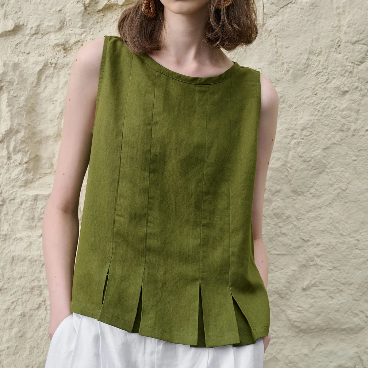 Women's Linen-Viscose Sleeveless Tank Top with Pleated Hem for Casual Summer Outfits