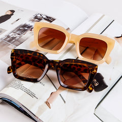 Vintage Oversized Transparent Sunglasses Women Retro Designer Tortoiseshell Rivet Frame Sun Glasses Shades